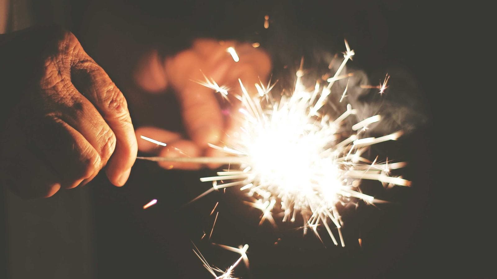 A link tree, the main icon is a cat biting a Gengar plush